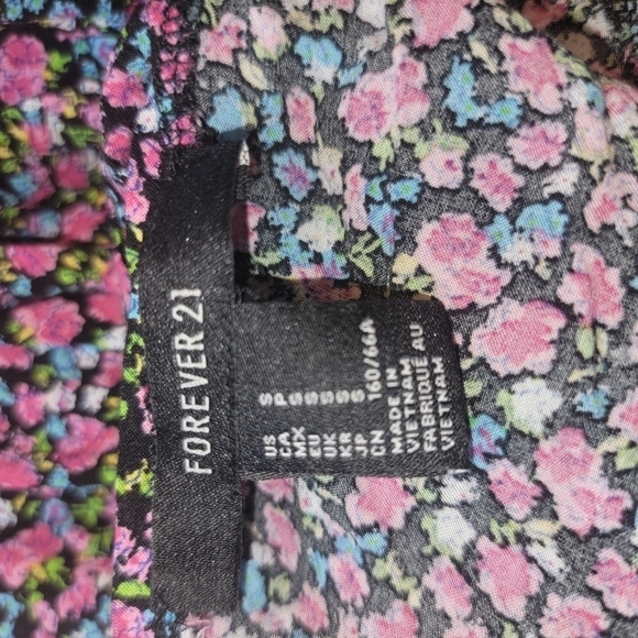 Forever 21 small Jumper shorts outfit. Romper  Black with floral. - Picture 11 of 11